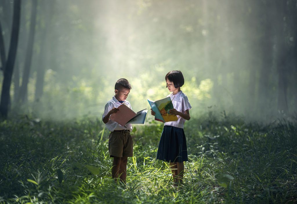 Kinderen lezen elkaar voor