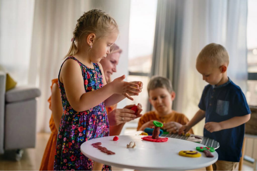 Knutselende kinderen bij een gastouder