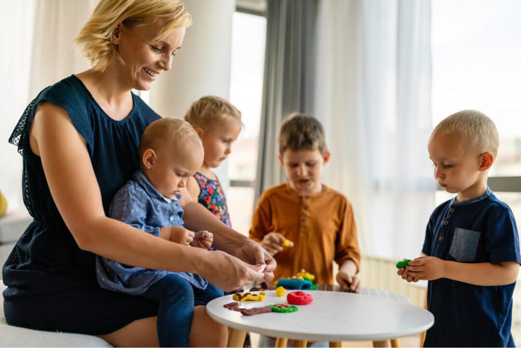 Spelende kinderen met een gastouder