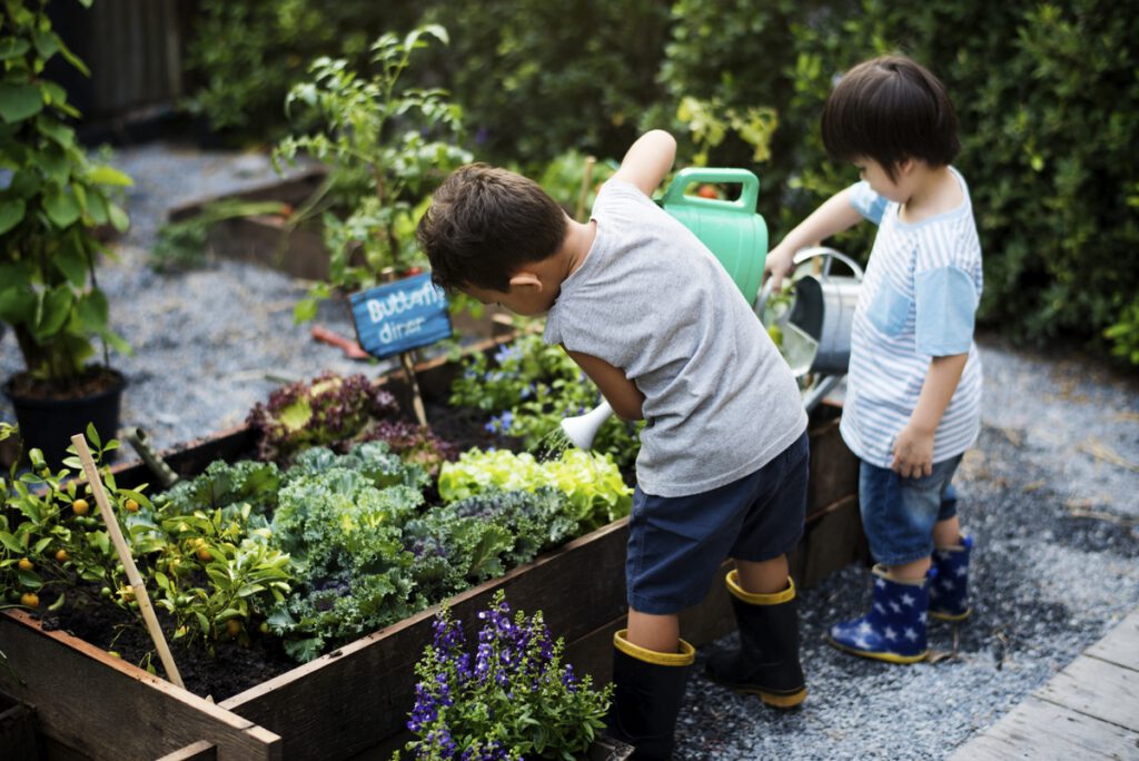 gastkinderen werken in de moestuin